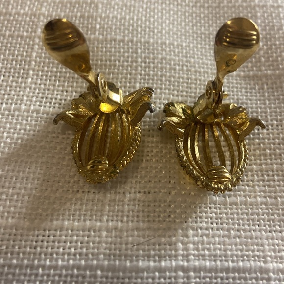 Vintage Monet Gold Tone Pineapple clip-on earrings - Picture 5 of 6